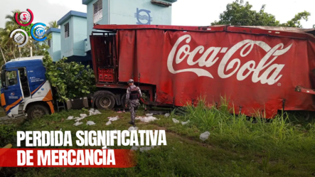 Camión De Coca-Cola Vuelca Y Pierde Toda Su Carga En Accidente Carretero