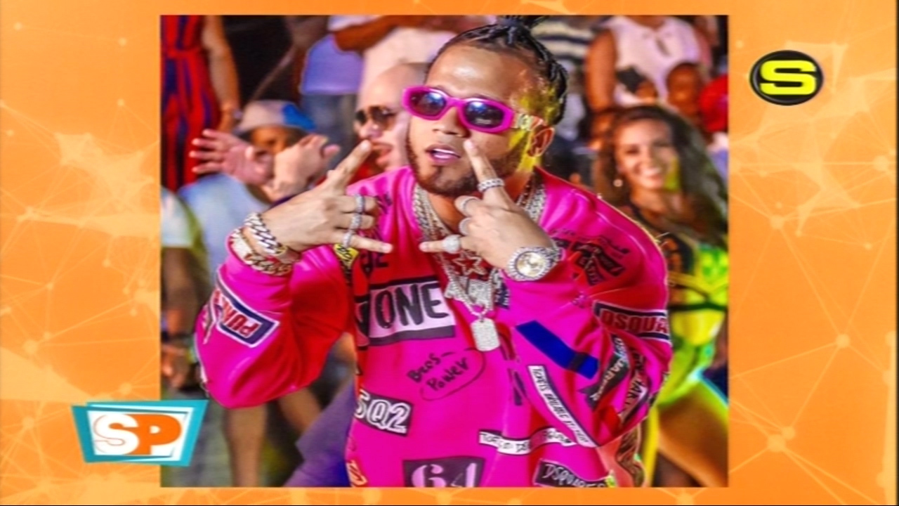 El Alfa Regala útiles Escolares A Niños De Escasos Recursos