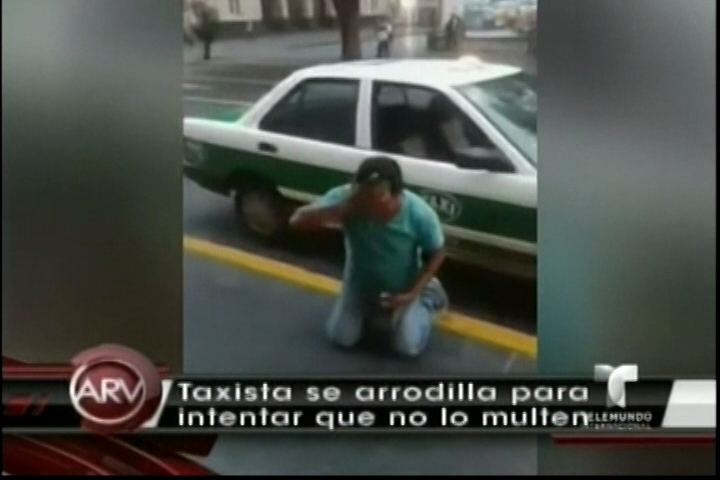 Un Taxista En México, Hasta Se Arrodilla Para Intentar Que No Lo Multen