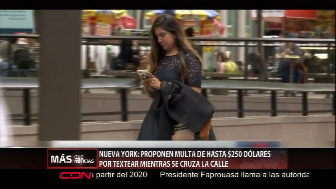New York: Proponen Multa De Hasta $250 Dólares Por Textear Mientras Se Cruza La Calle