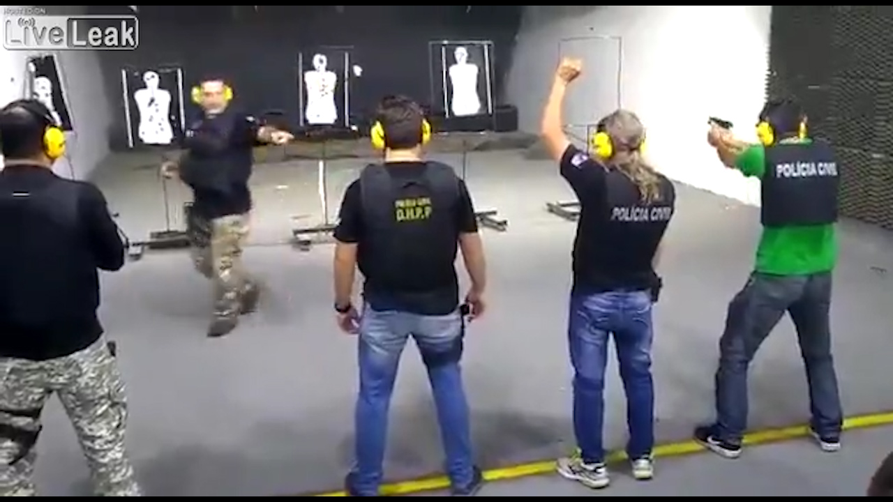 Instructor De Tiro Brasileño Tiene Un Método De Entrenamiento Poco Ortodoxo