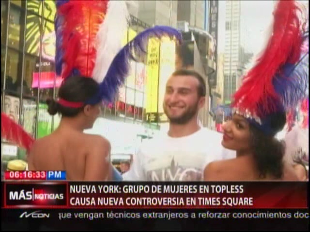 Nueva York: Grupo De Mujeres Topless Siguen Causando Controversia En Times Square #Video