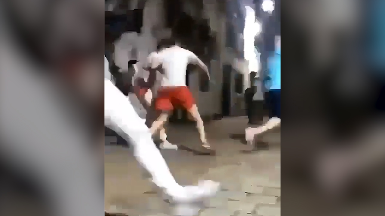 Presentadoras Se Enfrentan A Un Toro En Aqui Se Habla Español