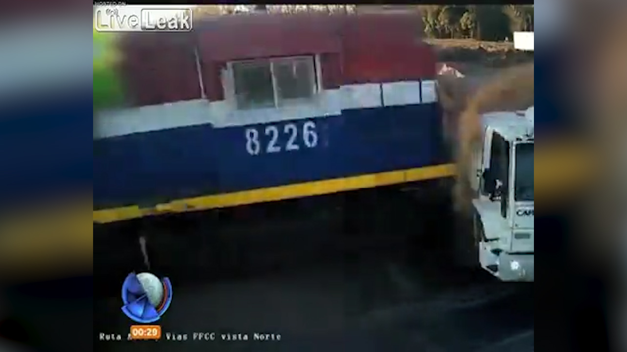 Camión Es Destruido Por Tren Y Milagrosamente Sale Ileso