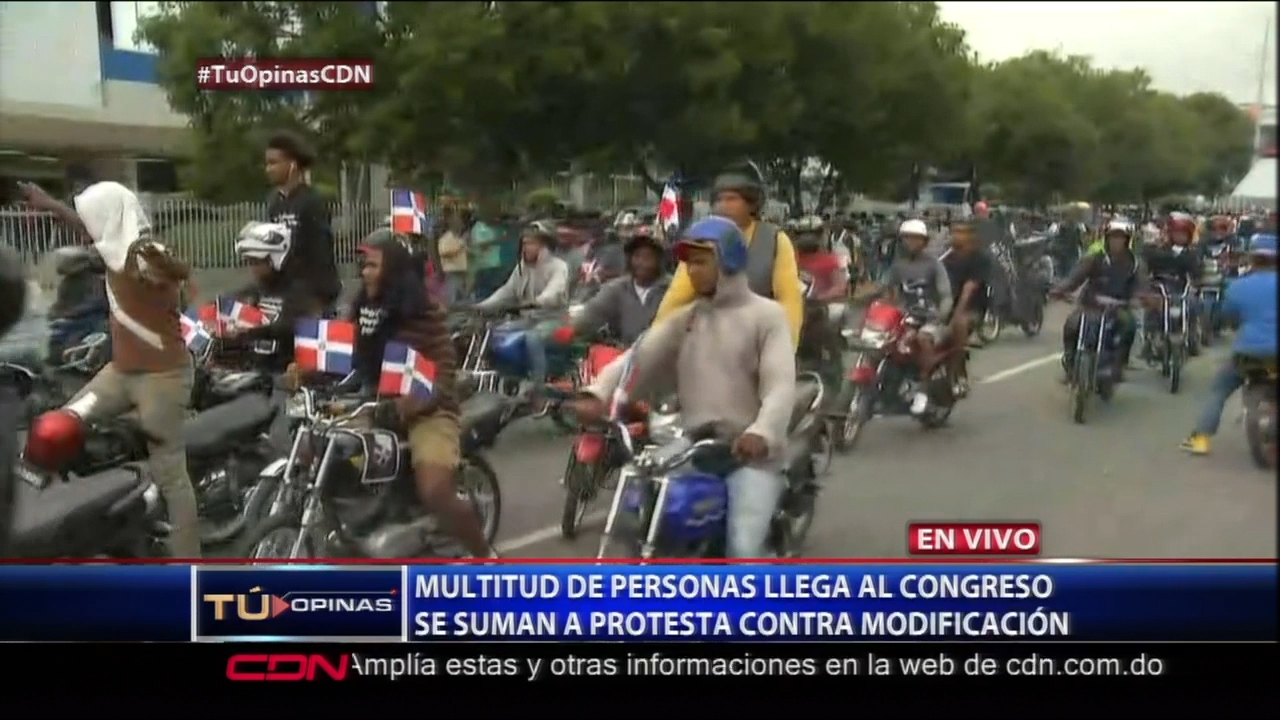 Multitud De Personas Llegan Al Congreso Y Se Suman A La Protesta Contra Una Modificación Constitucional