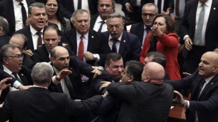 A Puños Limpios Se Enfrentan Legisladores Turcos