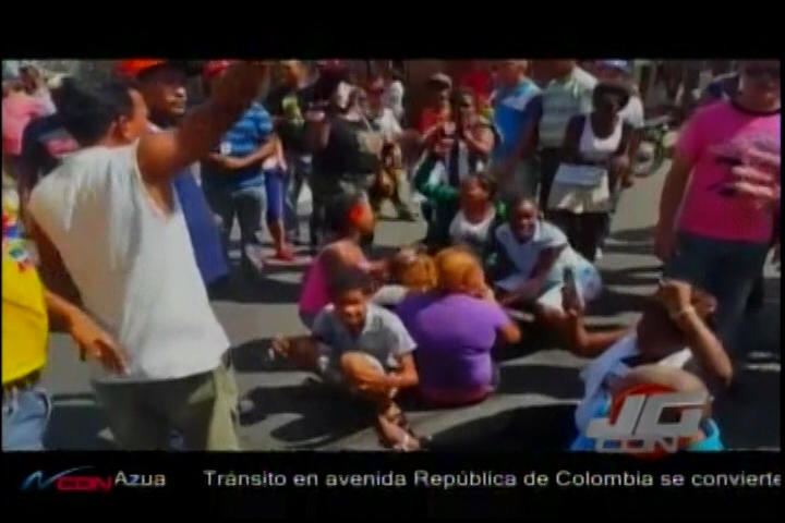 Vendedores Ambulantes Protestan En Medio De La Calle Del Sol En Santiago Por Desalojos Del Ayuntamiento