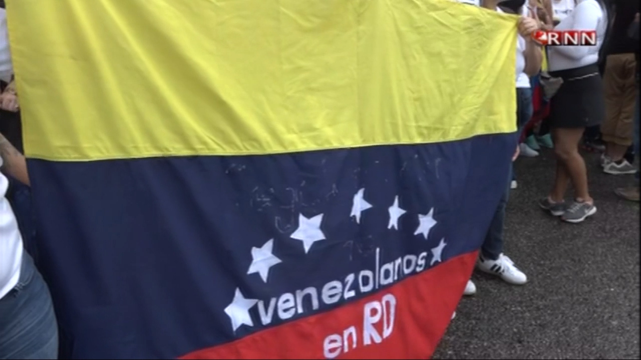 Embajada Venezolana En El País Fue Objeto De Protesta A Favor Y En Contra Del Gobierno De Maduro