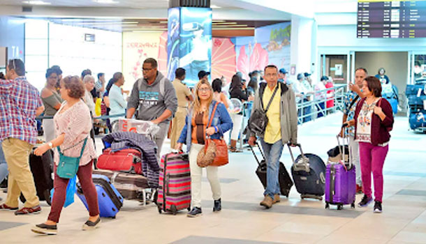 Continúan Llegando Dominicanos Del Extranjero Para Pasar Festividades Navideñas En El País