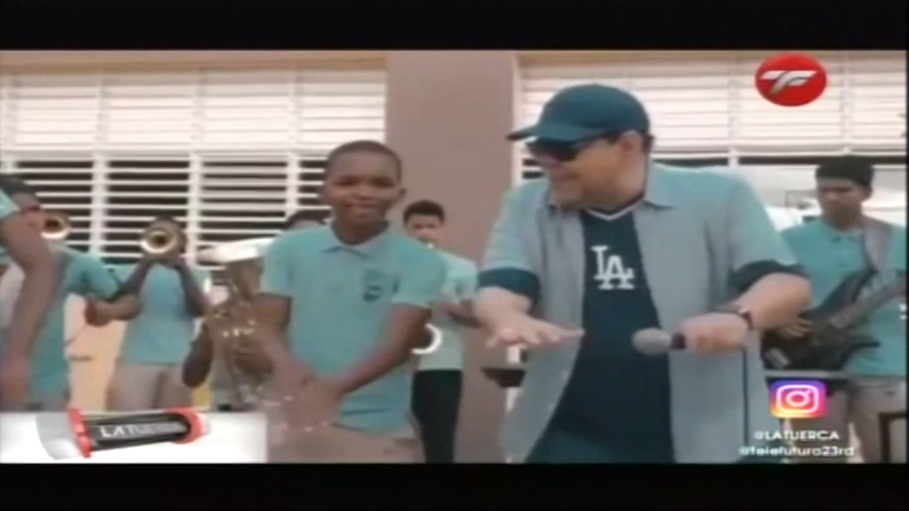 Viral En Las Redes El Gran Gesto De Fernando Villalona Tras Su Visita A Una Escuela De Música