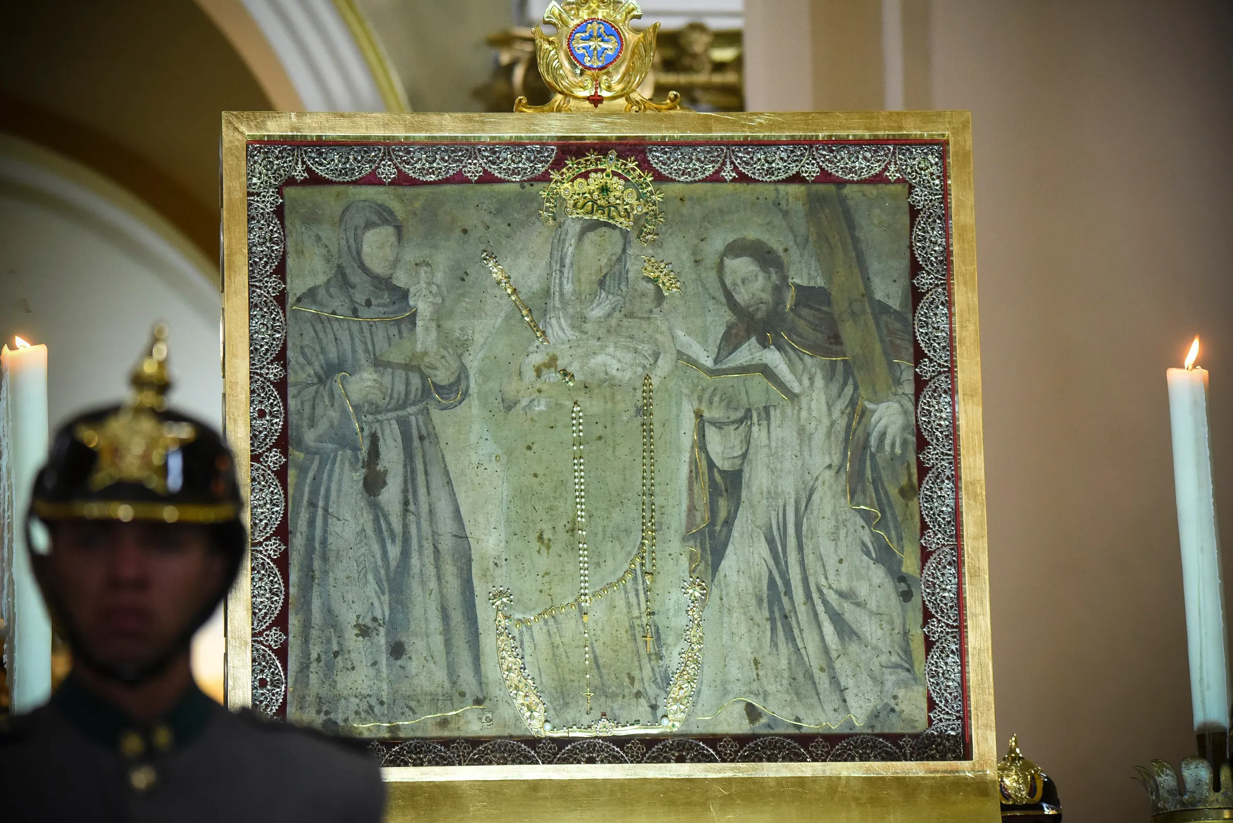 Fieles Aseguran Que Una Virgen Obra Milagros En Colombia