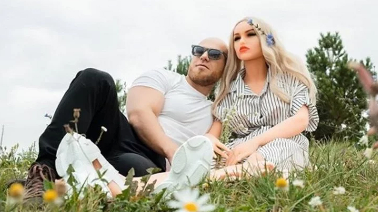 Este Es El Fisicoculturista Que Se Casó Con Una Muñeca Inflable