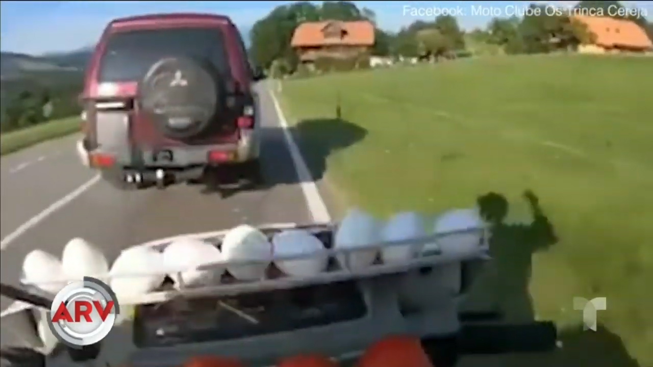 Mira La Forma En Que Este Motociclista Lanza Huevos A Conductores Irresponsables