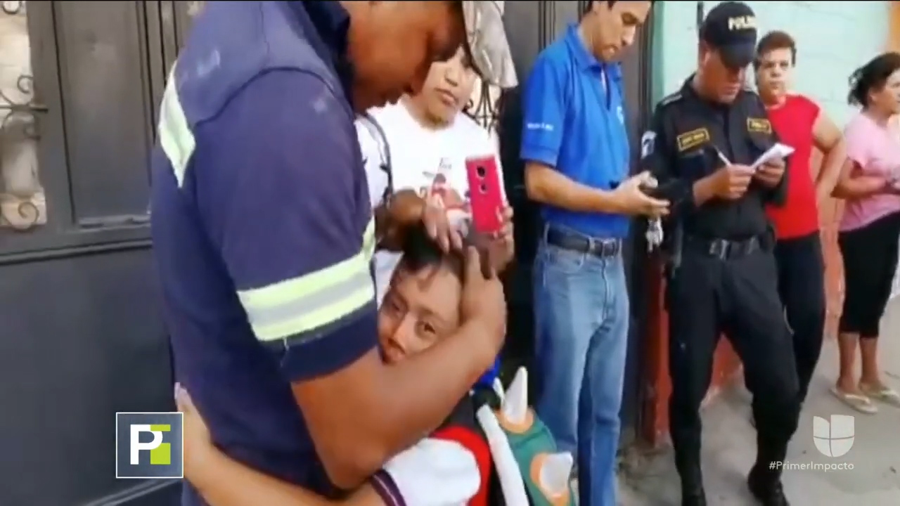 Un Niño Se Aferra A Su Padre Luego De Que Juez Decidiera Que Él Y Su Hermana Regresarían A Guatemala