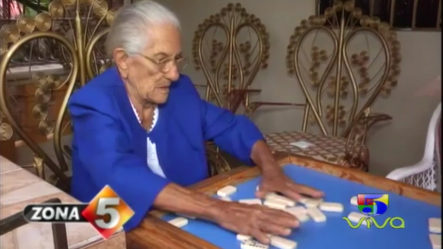 Abuelita De 105 Años Le Encanta Jugar Dominó